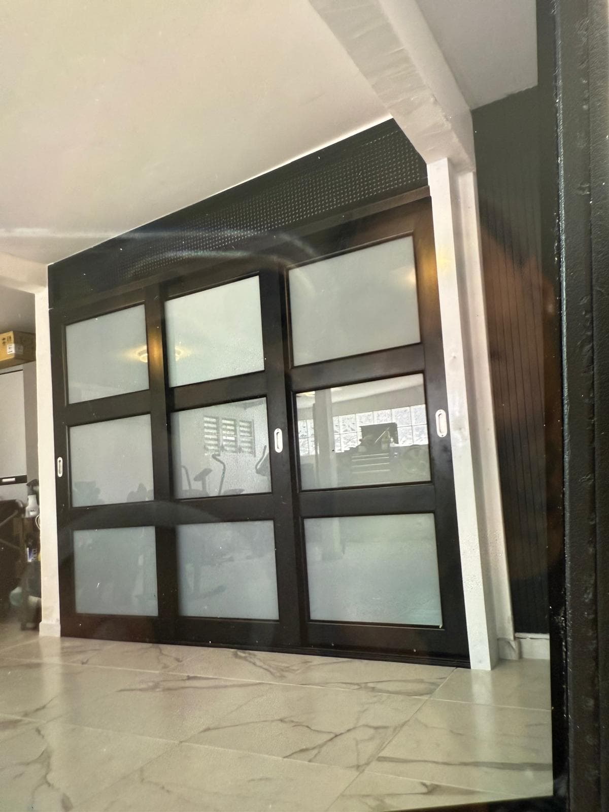 Puerta negra de diseño geométrico